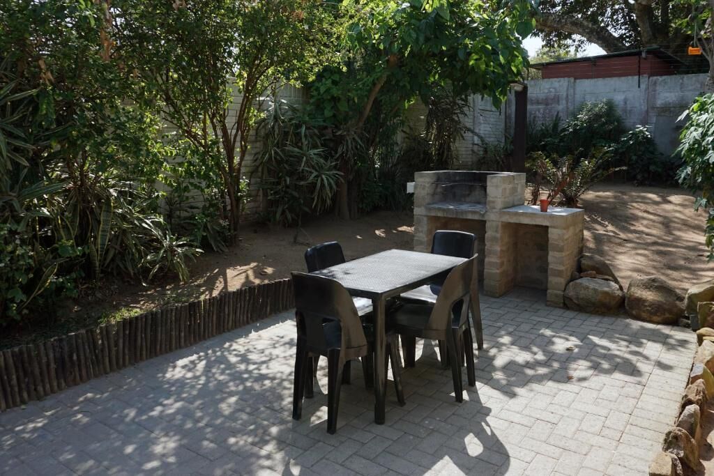 Executive Studio Suite, Patio, Garden View | Outdoor dining