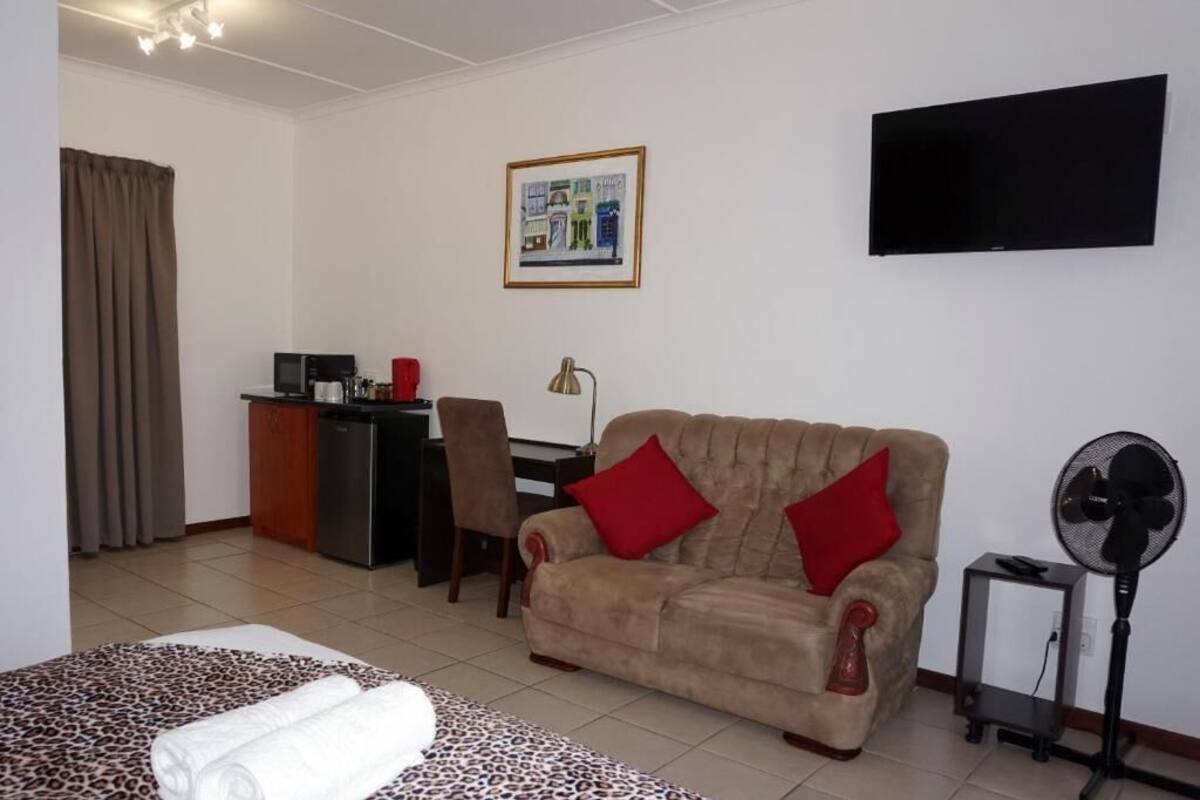 Suite estudio ejecutiva, patio, vista al jardín | Espacio para trabajar con laptop, insonorización y wifi gratis