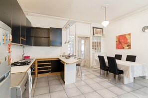 Kühlschrank, Mikrowelle, Geschirrspüler, Toaster