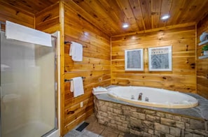 Douche, baignoire à jets, sèche-cheveux, serviettes fournies