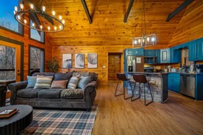 Smart TV, fireplace, video games, table football - Brand New Listing! Mtn Views, Pool, Game Room, Hot Tub! (Pigeon Forge)