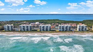 Ein Küstenhotel mit mehreren Gebäuden, direkt am Strand und Blick aufs Meer.