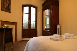 5 bedrooms, WiFi, bed sheets