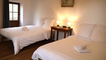 5 bedrooms, WiFi, bed sheets