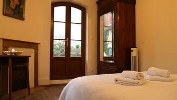 5 bedrooms, WiFi, bed sheets