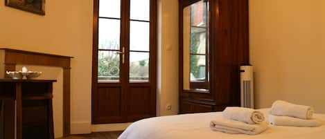 5 bedrooms, WiFi, bed sheets