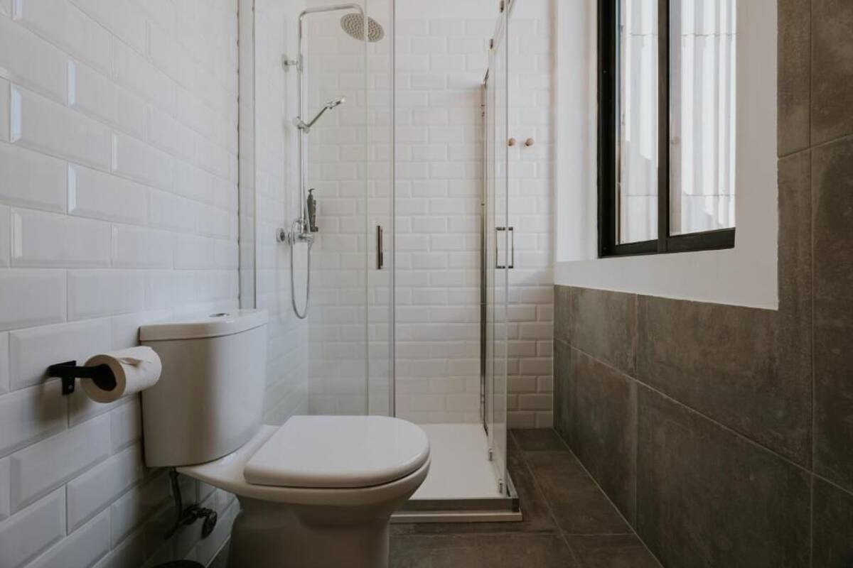 Twin Room | Bathroom