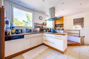 Kühlschrank, Mikrowelle, Ofen, Geschirrspüler