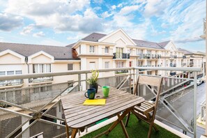 Outdoor dining - Appartement idéal famille – Disney & parking (Bussy-Saint-Georges)
