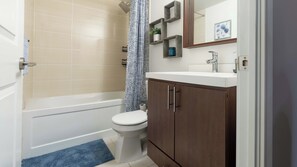 Toallas, jabón, papel de baño 