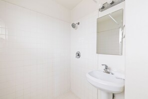 Shower, hair dryer, towels, soap - Pacific Beach Bungalow - On Boardwalk (San Diego)
