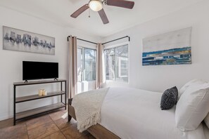 1 bedroom, free WiFi, bed sheets - Pacific Beach Bungalow - On Boardwalk (San Diego)