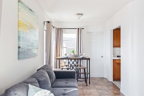 Smart TV - Pacific Beach Bungalow - On Boardwalk (San Diego)