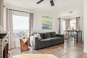 Smart TV - Pacific Beach Bungalow - On Boardwalk (San Diego)