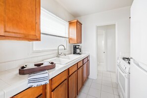 Microwave, oven, stovetop, coffee/tea maker - Pacific Beach Bungalow - On Boardwalk (San Diego)