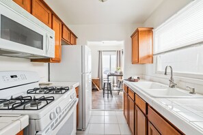 Microwave, oven, stovetop, coffee/tea maker - Pacific Beach Bungalow - On Boardwalk (San Diego)