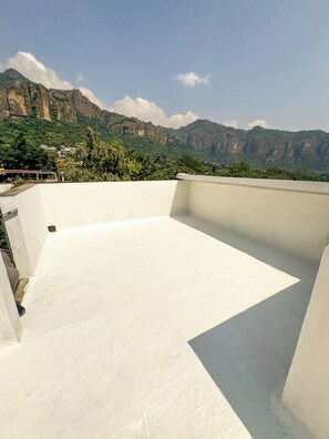 Deluxe kamer, uitzicht op bergen | Terrein van de accommodatie