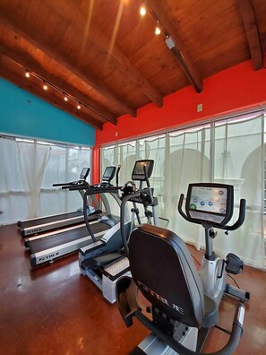 Fitness facility - Elegant Riverside King Escape with Two Pools, Hot Tub & Downtown Access (Laredo)