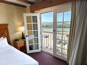 Free WiFi, bed sheets - Premier Riverfront Retreat with Hot Tub, Grill & Steps to Historic Downtown (Laredo)