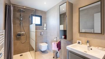 Chuveiro, secador de cabelo, toalhas de banho