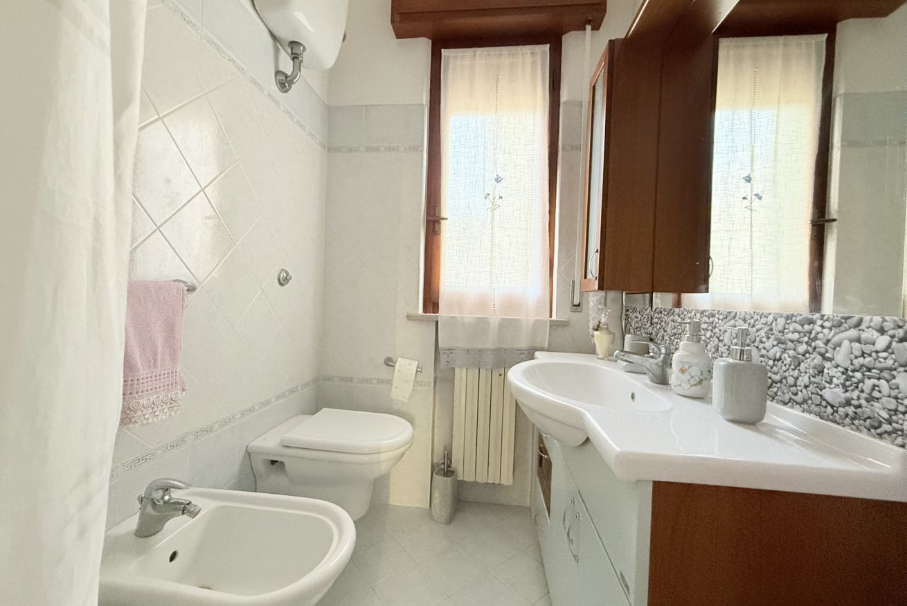 Regadera, bidet, toallas 