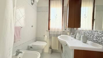 Regadera, bidet, toallas