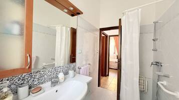 Dusche, Bidet, Handtücher