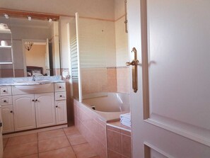 Shower, hair dryer, bidet, towels - RURAL HOUSE THE WILLOW. 2.5 km from the city of Cuenca. Groups of up to 23 people (Nohales)