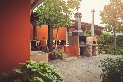 RURAL HOUSE THE WILLOW. 2.5 km from the city of Cuenca. Groups of up to 23 people