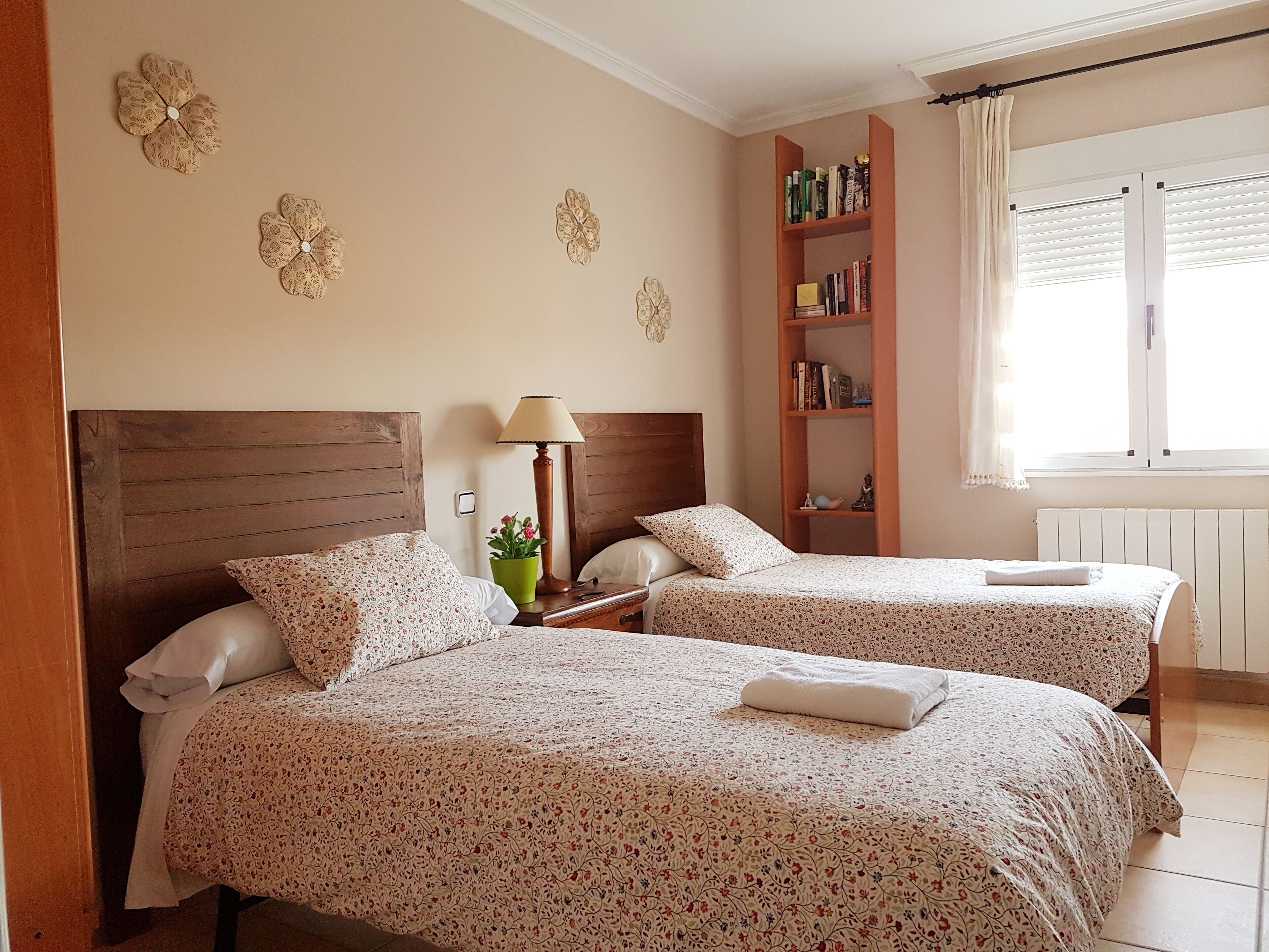 Tabla de planchar con plancha, wifi y ropa de cama 