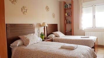 Tabla de planchar con plancha, wifi y ropa de cama