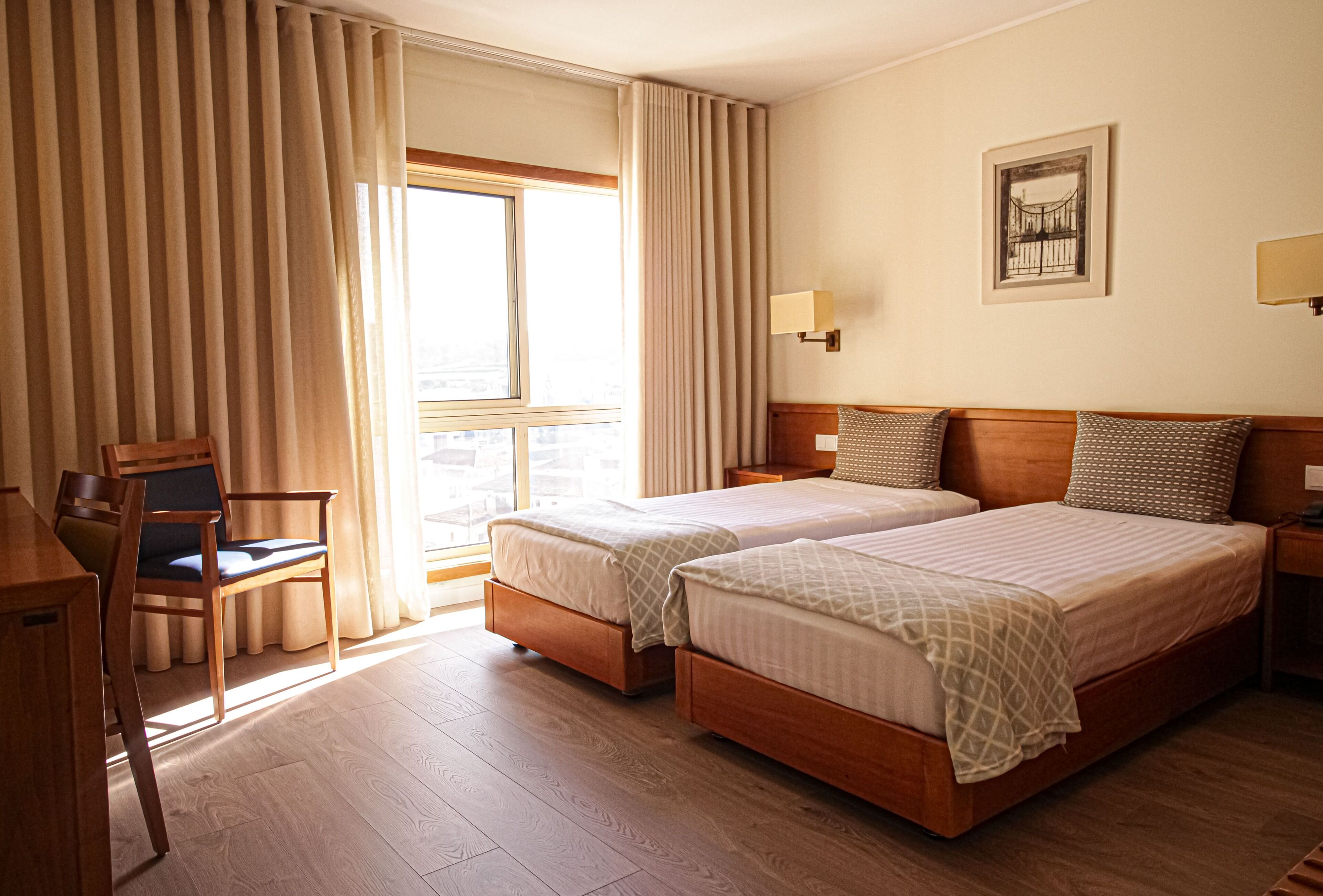 Chambre Standard avec lits jumeaux | Chambres insonorisées, fer et planche à repasser, Wi-Fi gratuit