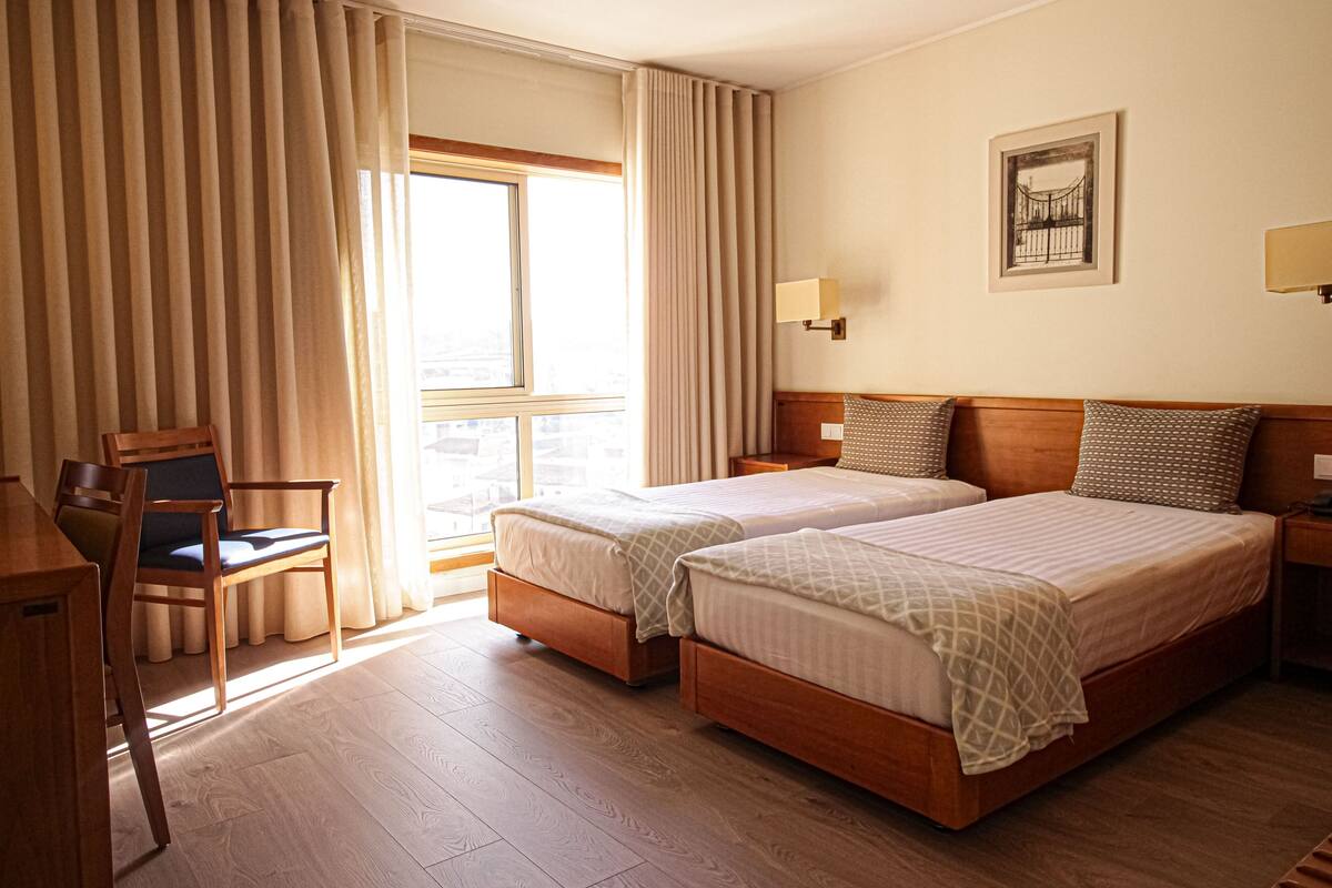 Chambre Standard avec lits jumeaux | Chambres insonorisées, fer et planche à repasser, Wi-Fi gratuit