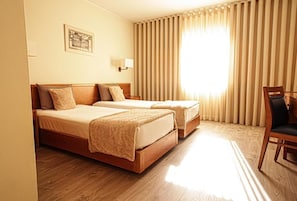 Suite estándar, 2 habitaciones, habitaciones comunicadas | Minibar, sistema de insonorización, tabla de planchar con plancha