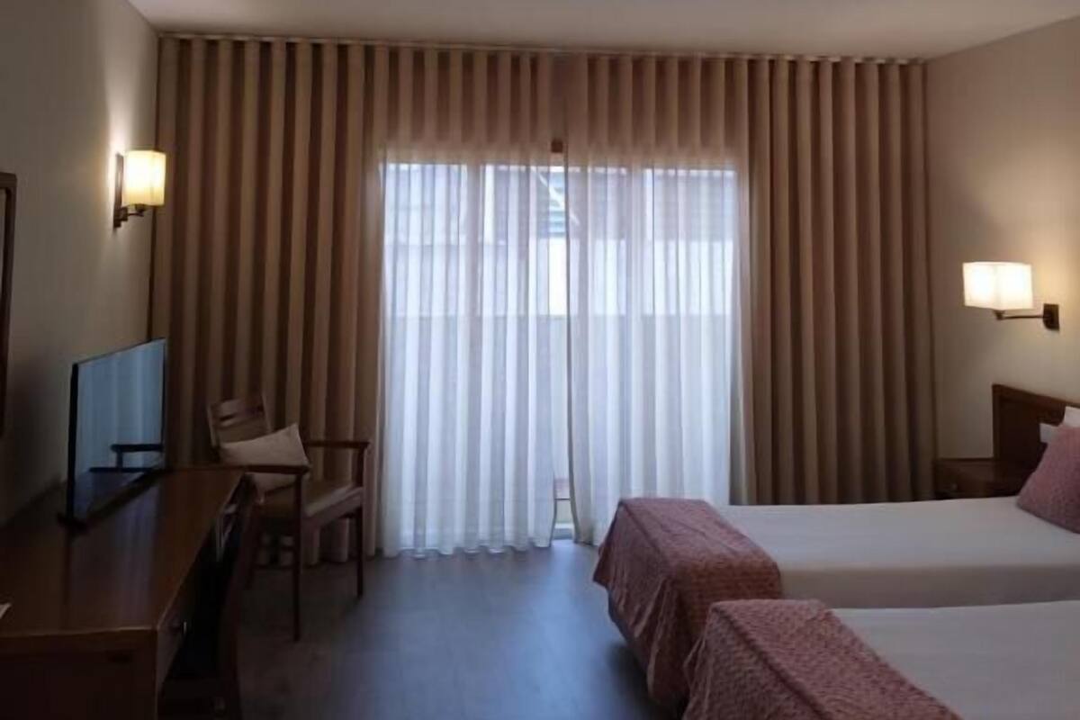 Chambre Standard avec lits jumeaux, véranda | Chambres insonorisées, fer et planche à repasser, Wi-Fi gratuit