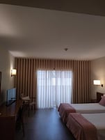 Habitación estándar con 2 camas individuales, balcón | Sistema de insonorización, tabla de planchar con plancha, wifi gratis