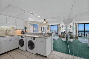 Private kitchen - Fabulous 3-bedroom condo with AC in North Myrtle Beach (North Myrtle Beach)