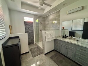Secadora de cabello, toallas, jabón, papel de baño 