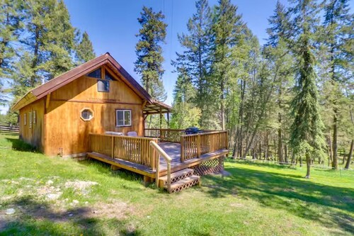 Two Montana Cabins w/ Hot Tubs Near Lake Koocanusa