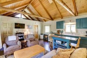 TV, books - Pet-Friendly Cottage w/ Hot Tub Lake Koocanusa (Rexford)