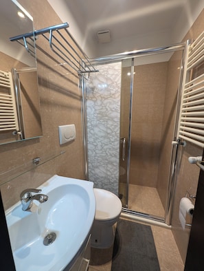 Chambre avec lits jumeaux, vue ville | Salle de bain