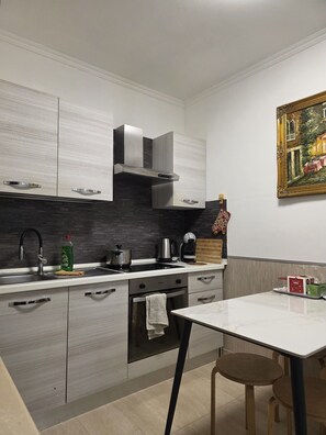 Full-size fridge, microwave, oven, stovetop - Roomz Romestay (Rome)