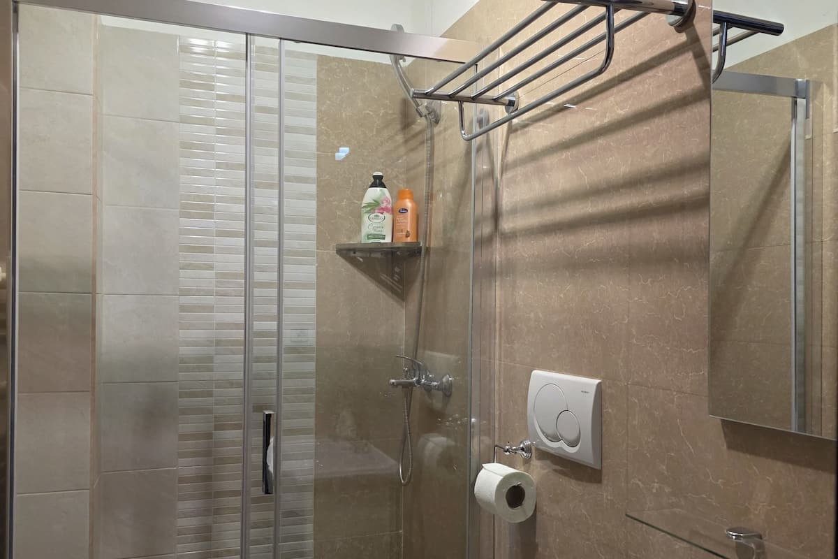 Quarto casal, vista para a cidade | Banheiro | Chuveiro, produtos de toalete grátis, secador de cabelo