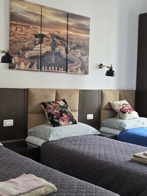 Triple Room, City View | Desk, laptop workspace, free WiFi - Roomz Romestay (Rome)