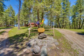 Property grounds - Pet-Friendly Cabin w/ Hot Tub near Lake Koocanusa (Rexford)