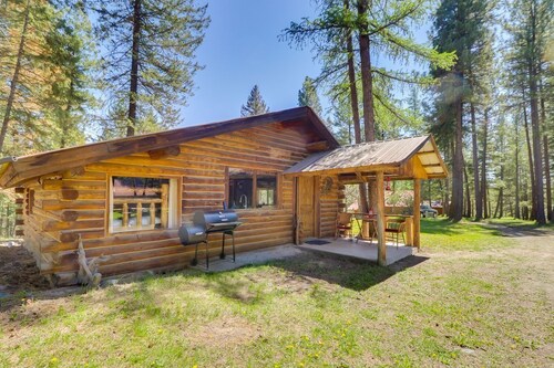 Pet-Friendly Cabin w/ Hot Tub near Lake Koocanusa