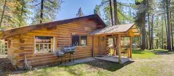Pet-Friendly Cabin w/ Hot Tub near Lake Koocanusa