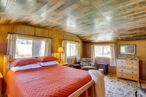 2 bedrooms, iron/ironing board, WiFi, bed sheets - Pet-Friendly Cabin w/ Hot Tub near Lake Koocanusa (Rexford)