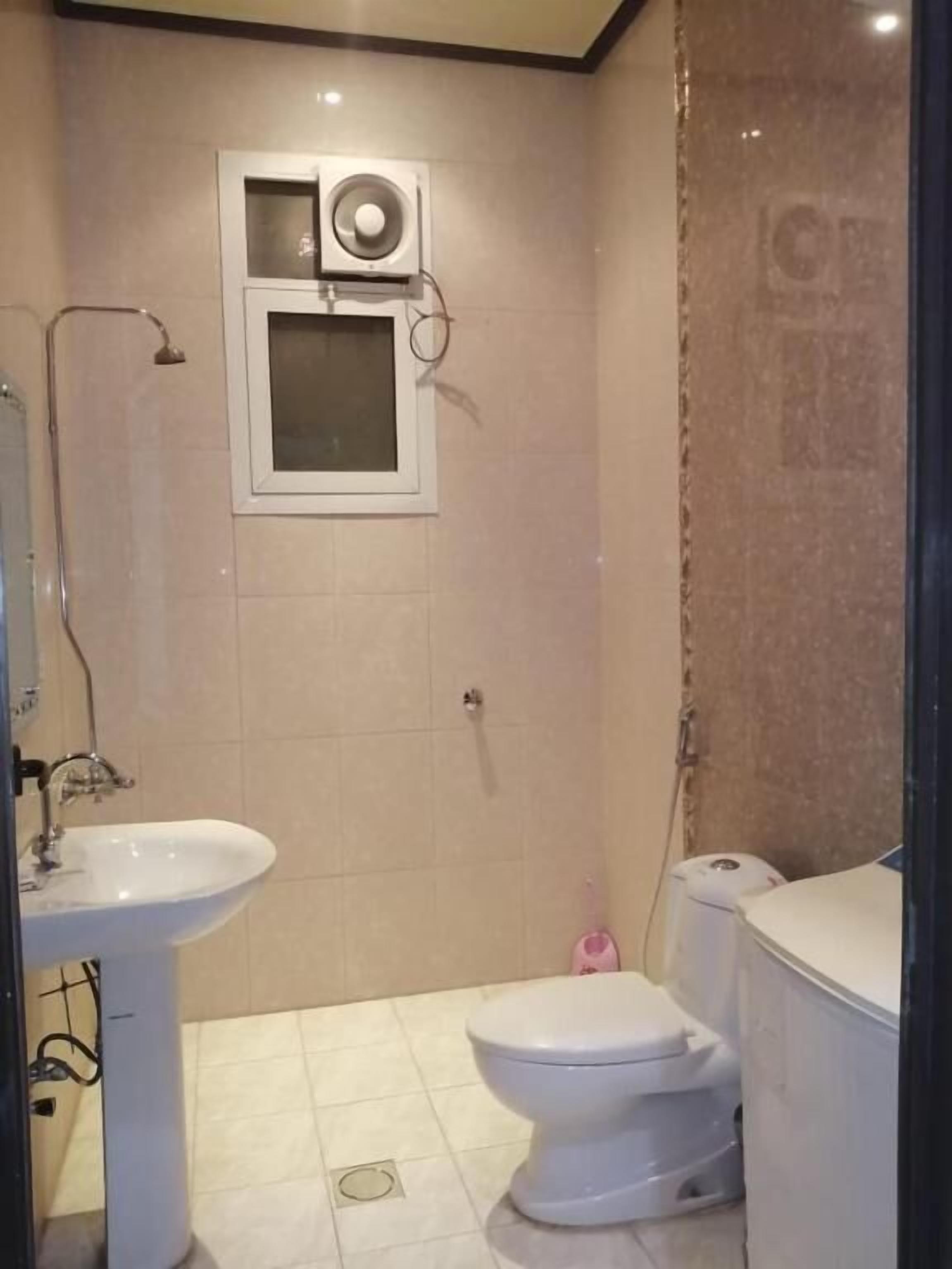 Familieleilighet, kanalutsikt | Bad | Toalettartikler (inkludert), såpe, sjampo og toalettpapir