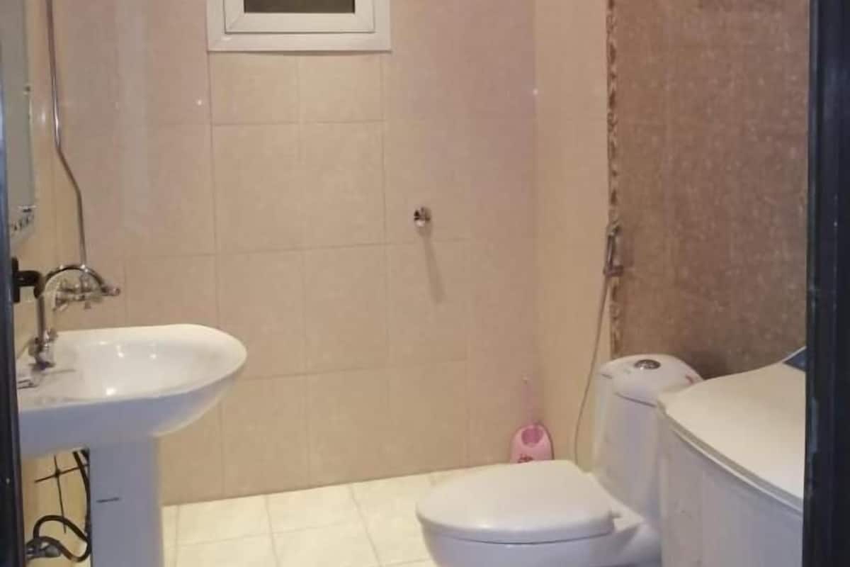 Familieleilighet, kanalutsikt | Bad | Toalettartikler (inkludert), såpe, sjampo og toalettpapir